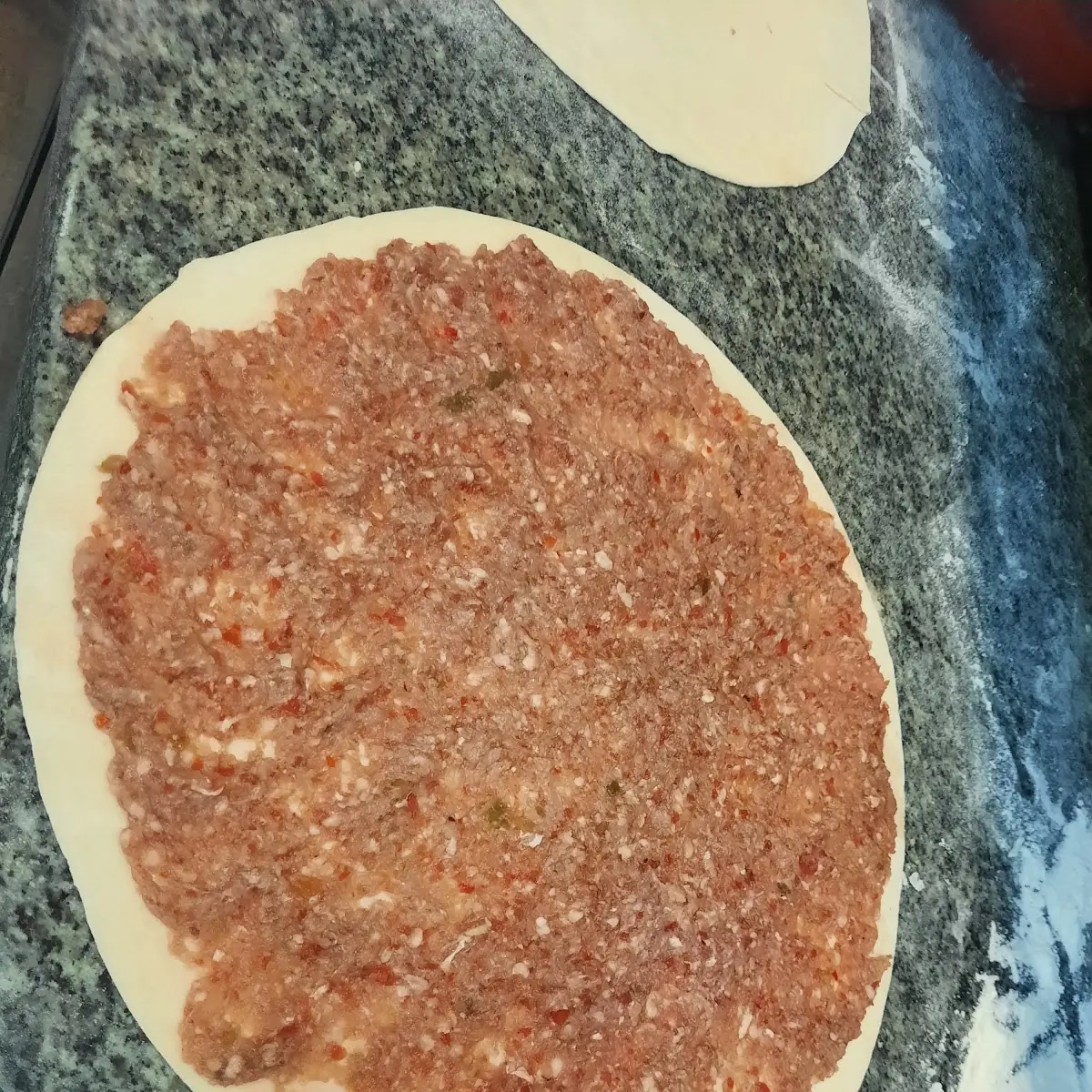 لحمه بعجين خضره